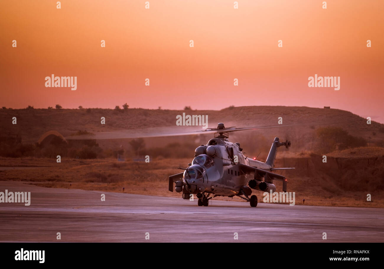 Forza aerea indiana Mi-35 elicottero d'assalto ottenere pronto ad allontanarsi da una Aria forza Base Foto Stock