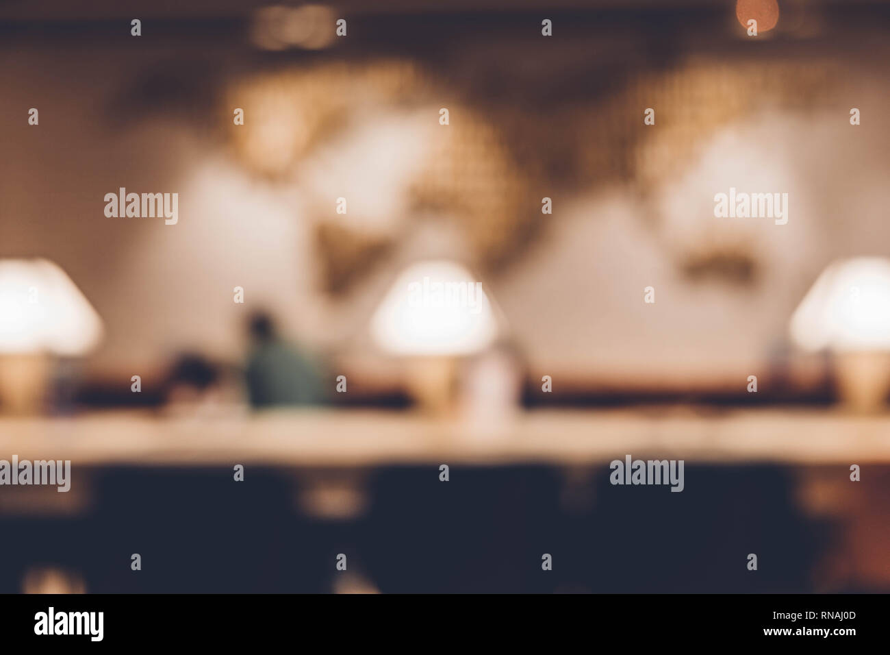 Blur sullo sfondo del ristorante bancone bar di notte con luce bokeh di fondo Foto Stock