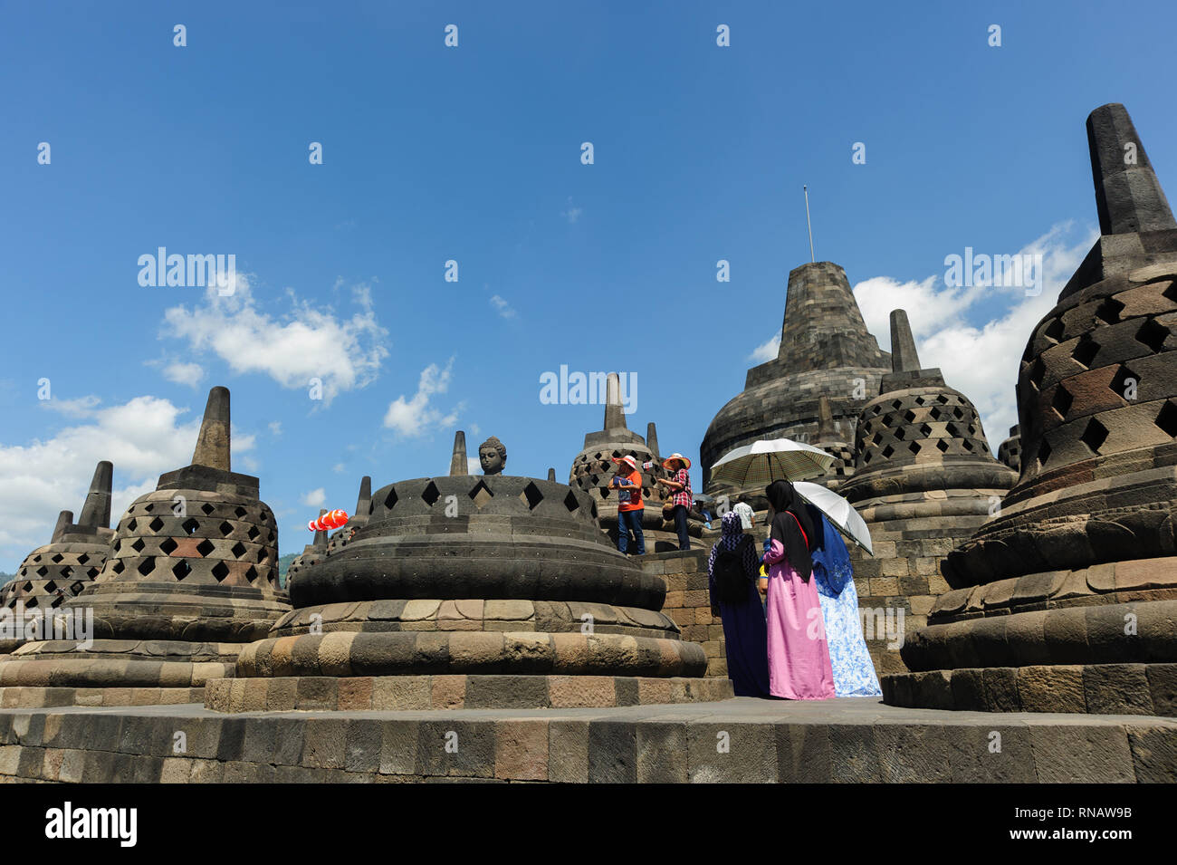 Yogyakarta Indonesia - 30 lug 2016 : turista che visita il Tempio di Borobodur. Borobodur tempio è uno dei Worls UNESCO Patrimonio dell'Umanità. Foto Stock