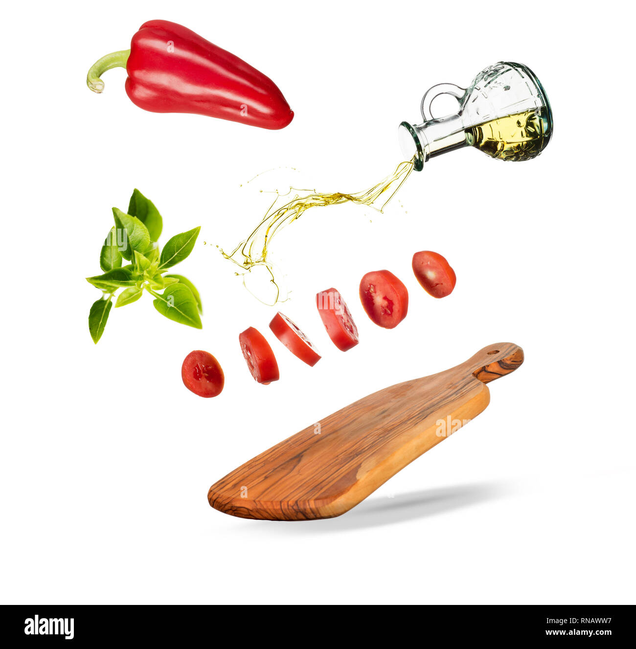 La caduta di verdure per insalata e olio d'oliva isolato su bianco Foto Stock