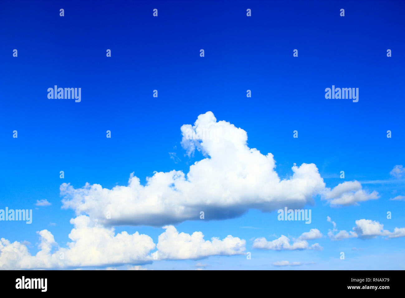 Bella nuvole bianche sul cielo blu sullo sfondo. Cloudscape panorama Foto Stock