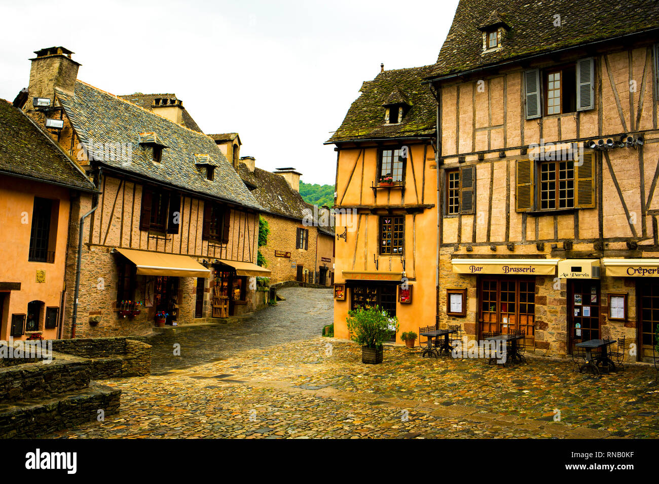 Il borgo medievale di Conques in Francia. Per secoli i pellegrini hanno camminato attraverso la città come il loro viaggio sul loro cammino noto come il camino. Foto Stock