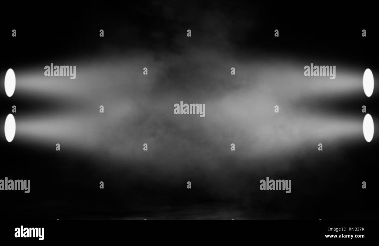 Misty proiettore . Spotlight con fumo effetto nebbia. Isolato su sfondo  nero Foto stock - Alamy