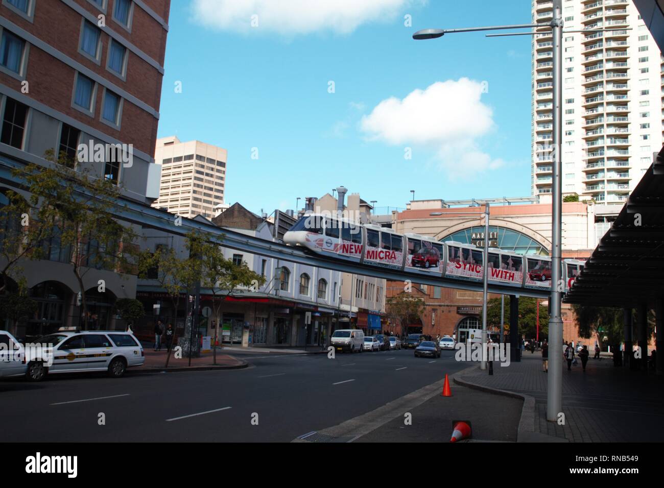 Sydney city life - con il treno sopra di noi Foto Stock