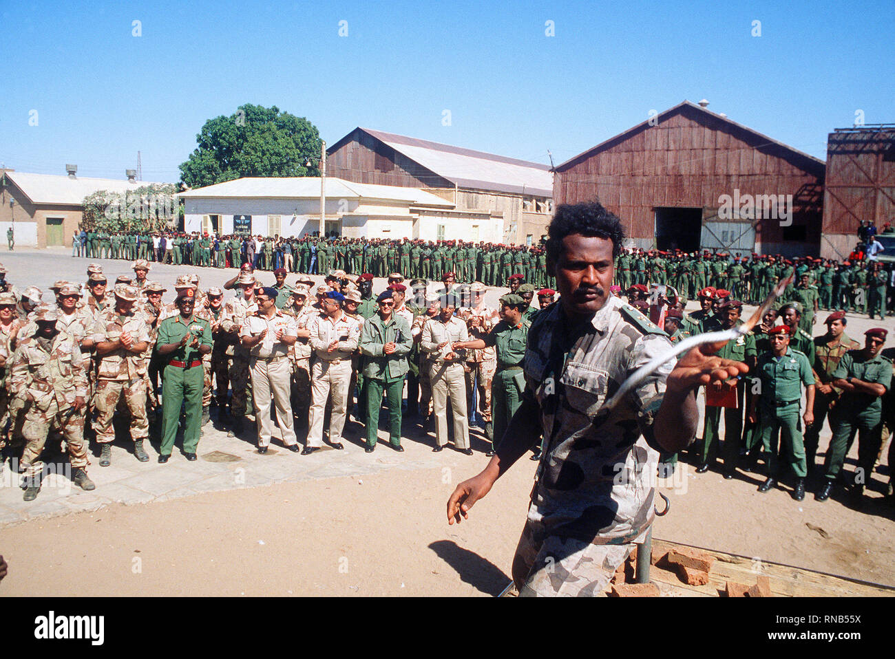 Un soldato Sudanese dimostra il fisico militare il programma fitness durante la fase di esercizio la brillante stella '82. Foto Stock