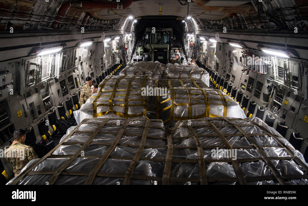 Una C-17 Globemaster III fornisce aiuti umanitari da Homestead Air Base di riserva, FL a Cucuta, Colombia Febbraio 16, 2019. Questa missione è stato pianificato su richiesta degli Stati Uniti Il segretario di Stato, in stretto coordinamento con la USAID e con l'approvazione del governo della Colombia. Il ruolo dei militari degli Stati Uniti durante questa missione pacifica è il trasporto ha urgentemente bisogno di aiuti alla Colombia per la eventuale distribuzione da parte di organizzazioni di rilievo sul terreno per i venezuelani interessate dal rapido deterioramento della crisi nel loro paese. Questa missione umanitaria sottolinea gli Stati Uniti' impresa com Foto Stock