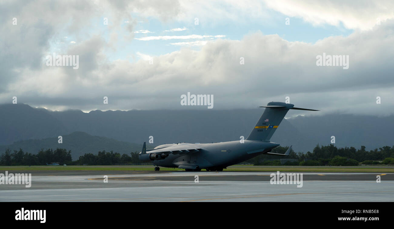 Una C-17 Globemaster III aeromobile assegnati alla base comune, Charleston S.C. i taxi per il decollo al Marine Corps base Hawaii, Hawaii, 23 gennaio 2019 a sostegno di esercizio Patriot Palm. Esercizio Patriot Palm è un comune servizio di esercizio coordinato dalla Air Force Riserva, progettate per integrare i soccorritori da federale, lo stato e gli enti locali e i militari fornendo una rapida formazione di risposta in caso di emergenza regionale o calamità naturali. (U.S. Air Force foto di Tech. Sgt. Nicholas A. sacerdote) Foto Stock