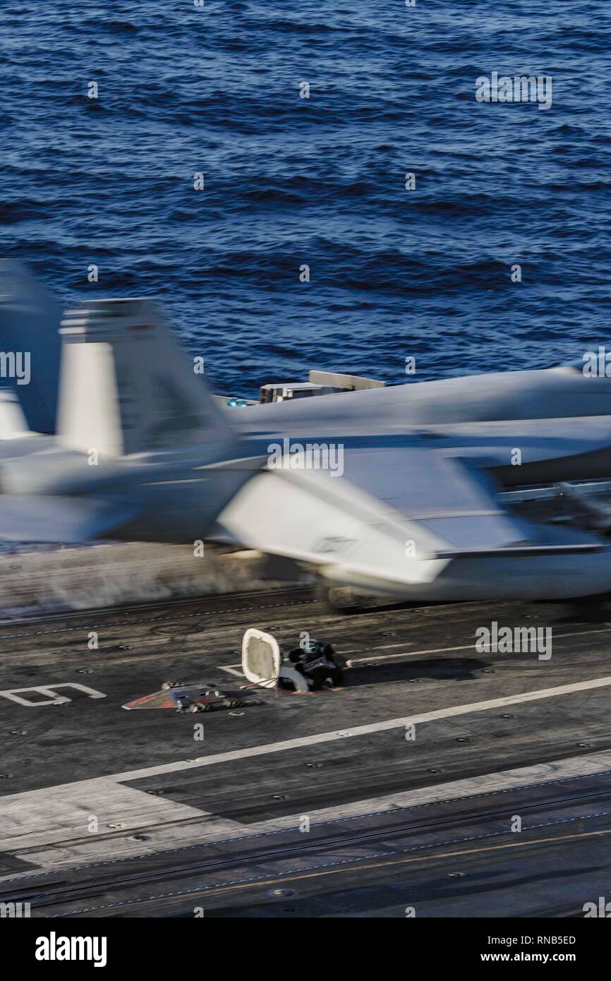 190217-N-FB291-1207 OCEANO ATLANTICO (feb. 17, 2019) Un F/A-18E Super Hornet assegnati al 'Pukin' Cani' di (VFA) 143 lancia off il ponte di volo della Nimitz-class portaerei USS Abraham Lincoln (CVN 72). Abraham Lincoln è in corso composito conduttore unità di addestramento esercizio (COMPTUEX) con supporto Strike gruppo (CSG) 12. I componenti del CSG 12 incarnano un team-di-squadre concetto, che unisce la superficie avanzata, aria e sistemi attivi per creare e sostenere la capacità operativa. Questo consente loro di preparare e condurre operazioni globali, sono efficaci e durevoli di comando e di controllo, un Foto Stock