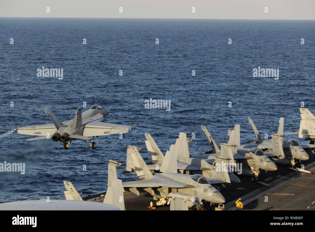 190217-N-FB291-1099 OCEANO ATLANTICO (feb. 17, 2019) Un F/A-18E Super Hornet assegnato al "pugno di Flotta" di Strike Fighter Squadron (VFA) 25 lancia off il ponte di volo della Nimitz-class portaerei USS Abraham Lincoln (CVN 72). Abraham Lincoln è in corso composito conduttore unità di addestramento esercizio (COMPTUEX) con supporto Strike gruppo (CSG) 12. I componenti del CSG 12 incarnano un team-di-squadre concetto, che unisce la superficie avanzata, aria e sistemi attivi per creare e sostenere la capacità operativa. Questo consente loro di preparare e condurre operazioni globali, sono efficaci e l Foto Stock