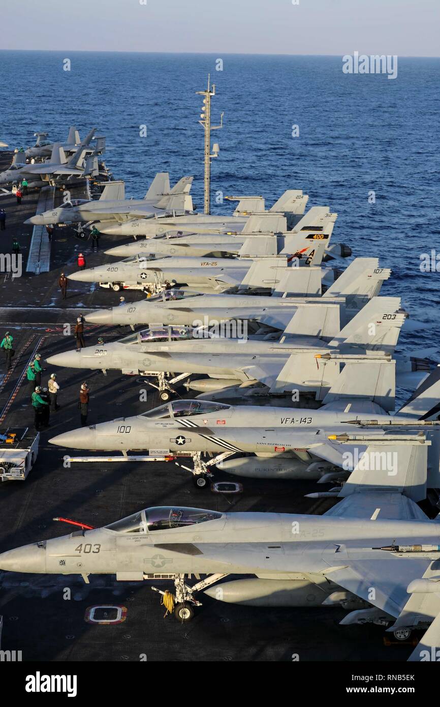 190217-N-FB291-1048 OCEANO ATLANTICO (feb. 17, 2019) Il ponte di volo a bordo della Nimitz-class portaerei USS Abraham Lincoln (CVN 72). Abraham Lincoln è in corso composito conduttore unità di addestramento esercizio (COMPTUEX) con supporto Strike gruppo (CSG) 12. I componenti del CSG 12 incarnano un team-di-squadre concetto, che unisce la superficie avanzata, aria e sistemi attivi per creare e sostenere la capacità operativa. Questo consente loro di preparare e condurre operazioni globali, sono efficaci e durevoli di comando e di controllo, e di dimostrare dedizione e impegno per diventare il più forte warfighti Foto Stock
