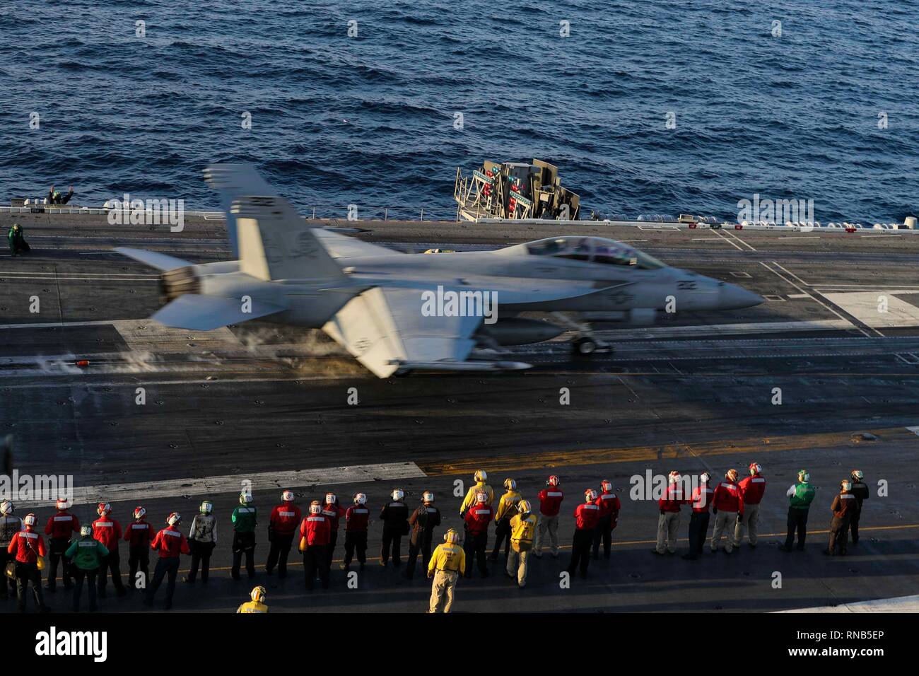190217-N-FB291-1074 OCEANO ATLANTICO (feb. 17, 2019) Un F/A-18F Super Hornet assegnato al "Jolly Rogers' di Strike Fighter Squadron (VFA) 103 lancia off il ponte di volo della Nimitz-class portaerei USS Abraham Lincoln (CVN 72). Abraham Lincoln è in corso composito conduttore unità di addestramento esercizio (COMPTUEX) con supporto Strike gruppo (CSG) 12. I componenti del CSG 12 incarnano un team-di-squadre concetto, che unisce la superficie avanzata, aria e sistemi attivi per creare e sostenere la capacità operativa. Questo consente loro di preparare e condurre operazioni globali di disporre di efficaci e lasti Foto Stock