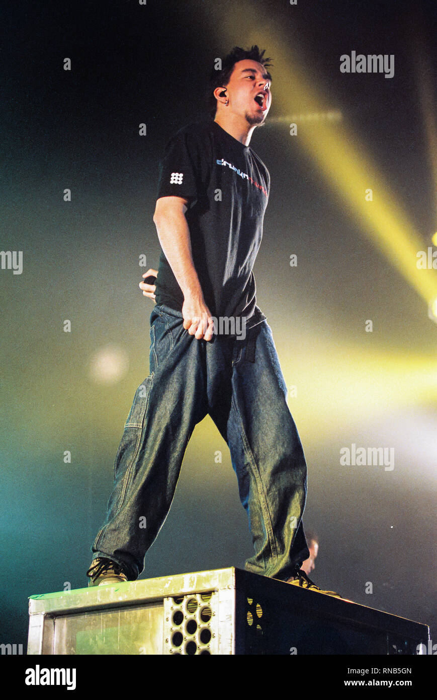 Mike Shinoda cantante di Linkin Park di eseguire presso il London Docklands Arena il 16 settembre 2001, Londra, Inghilterra, Regno Unito. Foto Stock