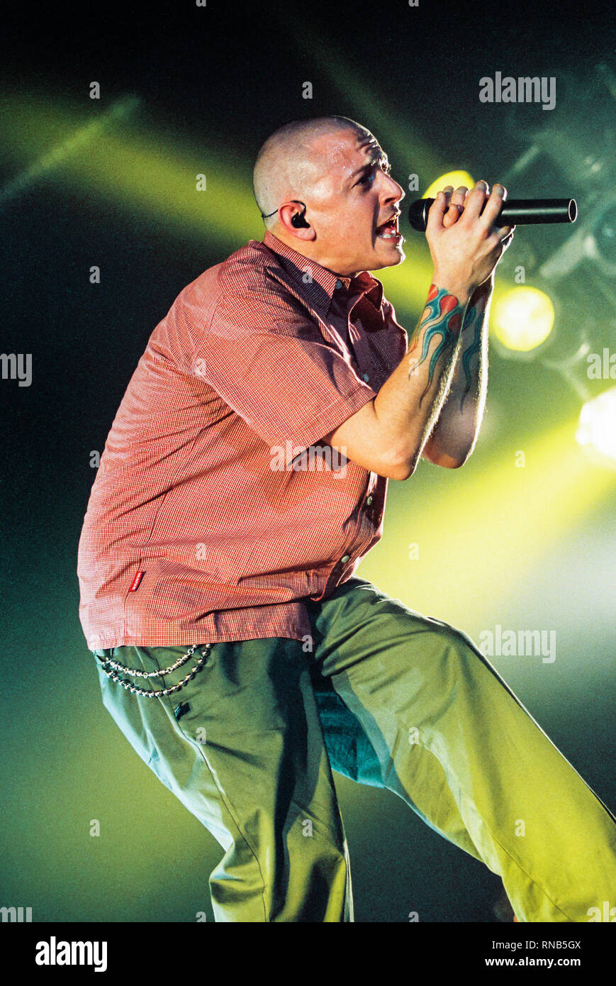 Chester Bennington cantante di Linkin Park di eseguire presso il London Docklands Arena il 16 settembre 2001, Londra, Inghilterra, Regno Unito. Foto Stock