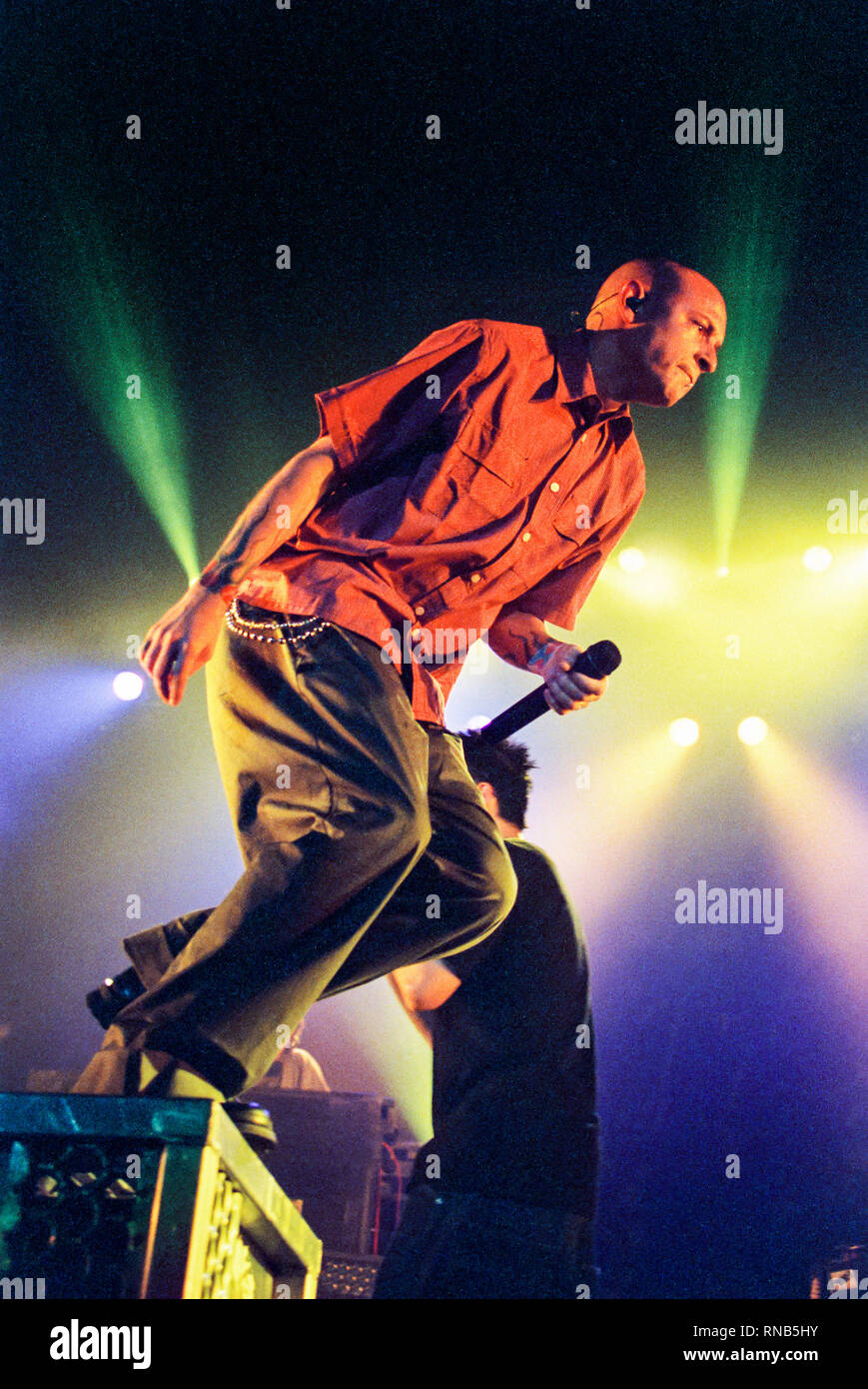 Chester Bennington cantante di Linkin Park di eseguire presso il London Docklands Arena il 16 settembre 2001, Londra, Inghilterra, Regno Unito. Foto Stock