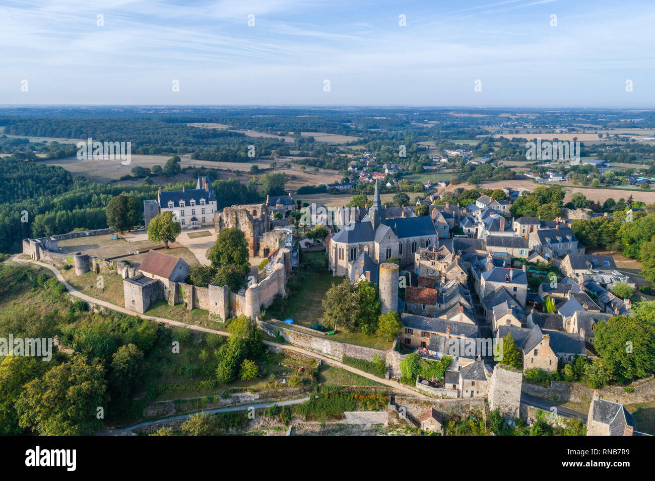 Francia, Mayenne, Sainte Suzanne, etichettati Les Plus Beaux Villages de France (i più bei villaggi di Francia), vista generale del villaggio (aeri Foto Stock