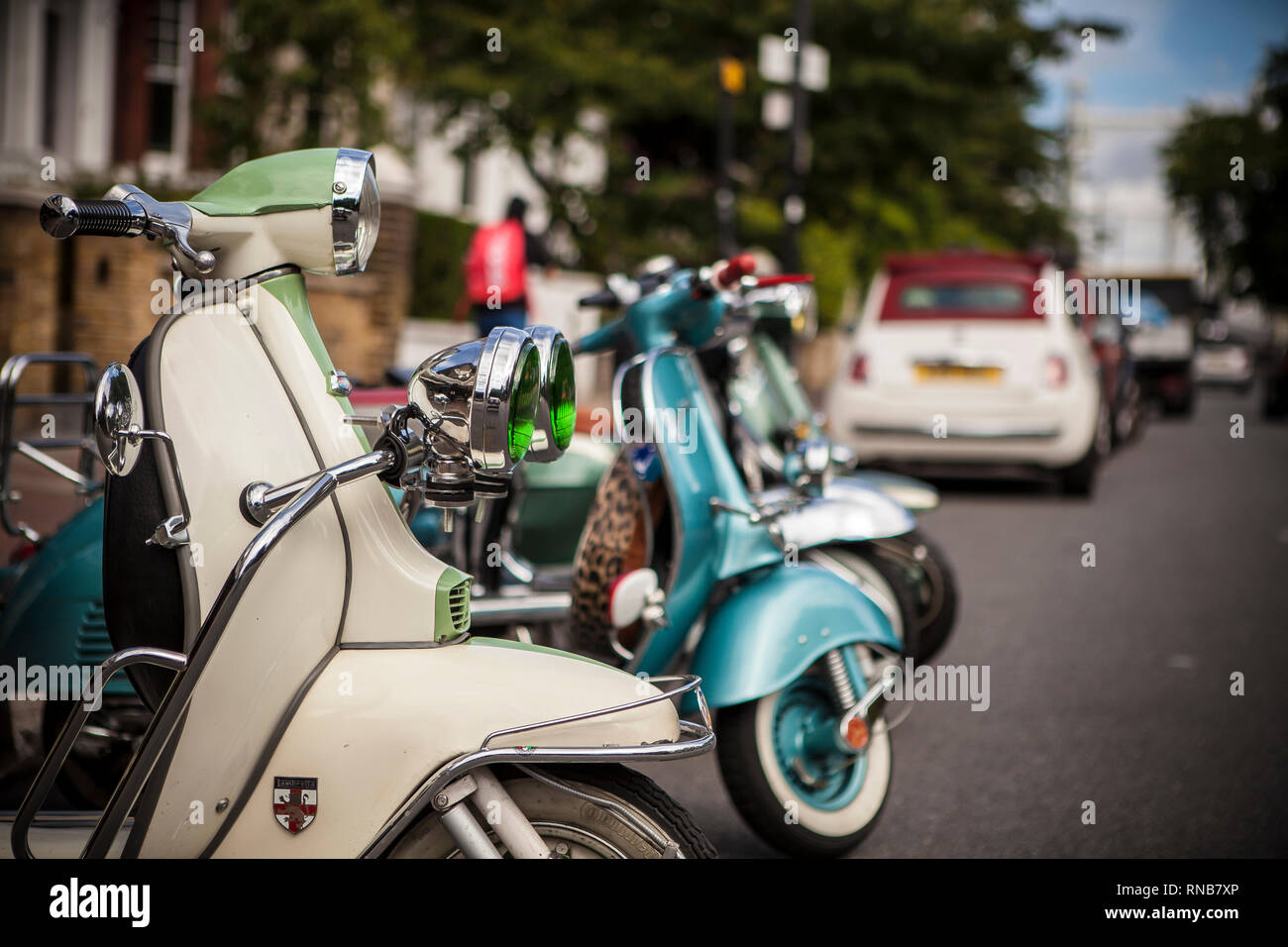 Vintage scooter schierate a Londra Foto Stock