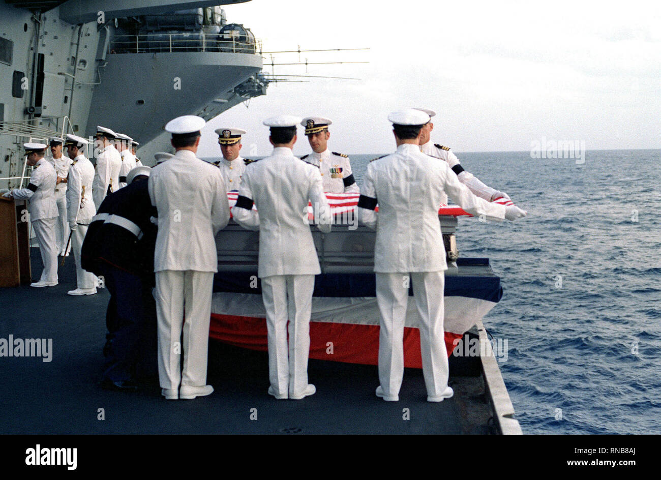 1982 - di una sepoltura in mare servizio è condotta a bordo della portaerei USS INDIPENDENZA (CV 62) per un caduto marina ucciso in azione su Laos nel 1973. Foto Stock