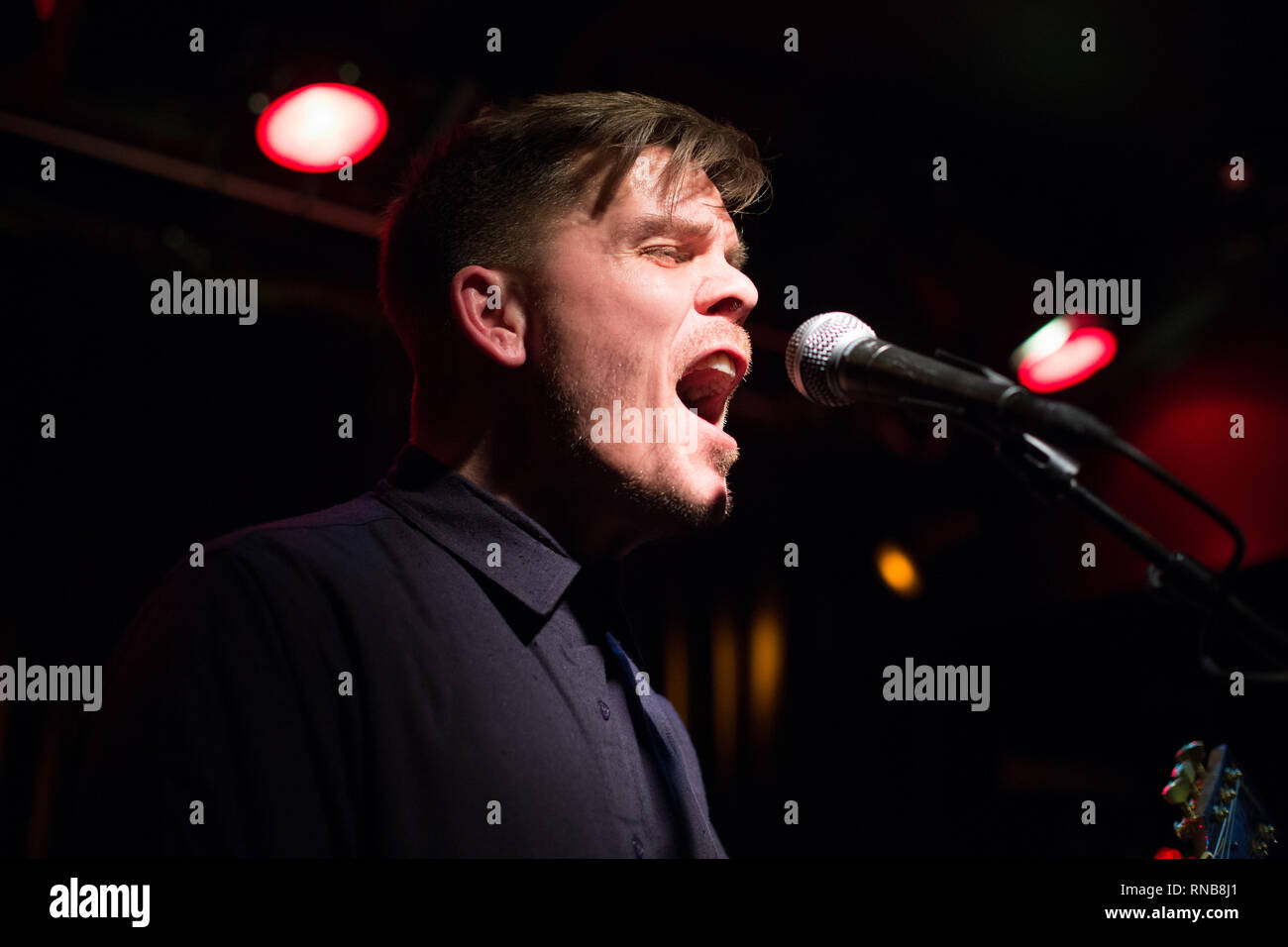 Norvegia, Oslo - Febbraio 16, 2019. Il Norvegese band hardcore per Pete descrittiva esegue un concerto dal vivo presso l'ultimo treno in Oslo. Qui il cantante Peter Amdam è visto dal vivo sul palco. (Photo credit: Gonzales foto - Per-Otto Oppi). Foto Stock