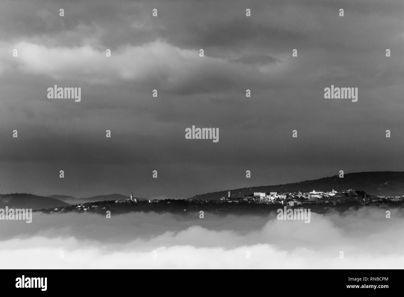 Una vista della città di Perugia (Umbria, Italia) sopra un mare di nebbia Foto Stock