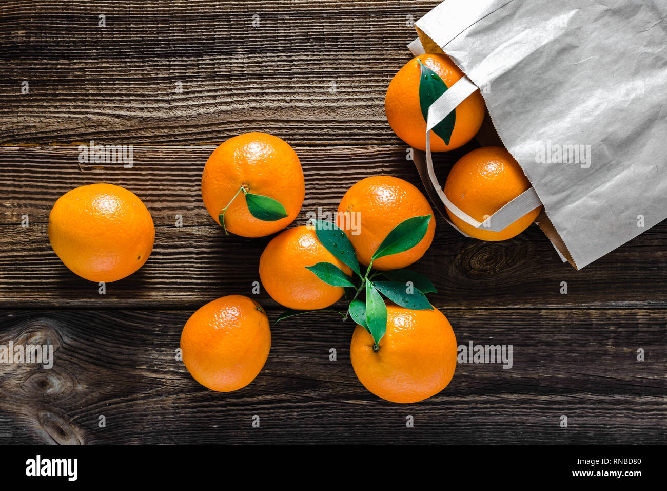 Succo di arancia, vista dall'alto sul tavolo di legno Foto Stock