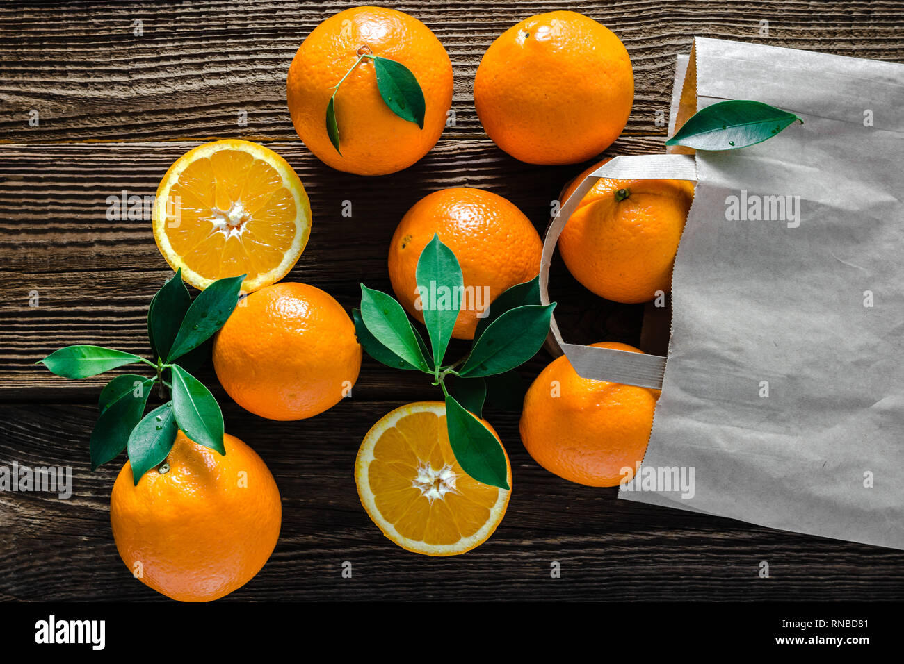 Succo di arancia in un sacchetto sul tavolo di legno Foto Stock