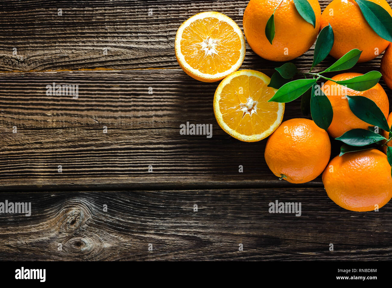 Succo di arancia, piatto giaceva su sfondo di legno Foto Stock