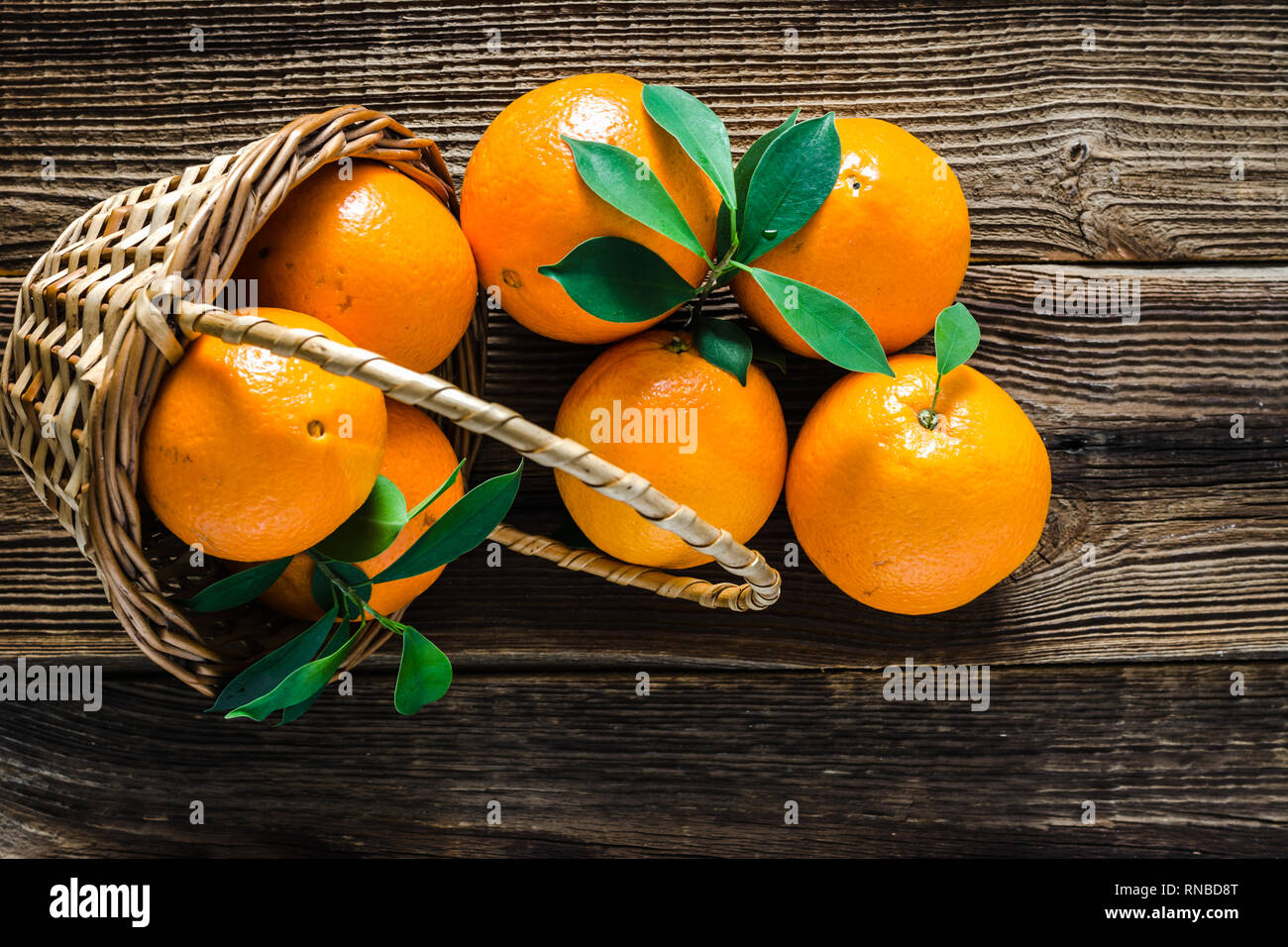 Cestello con arance fresche sul mercato contadino, frutta di arancia, vista dall'alto su sfondo di legno Foto Stock