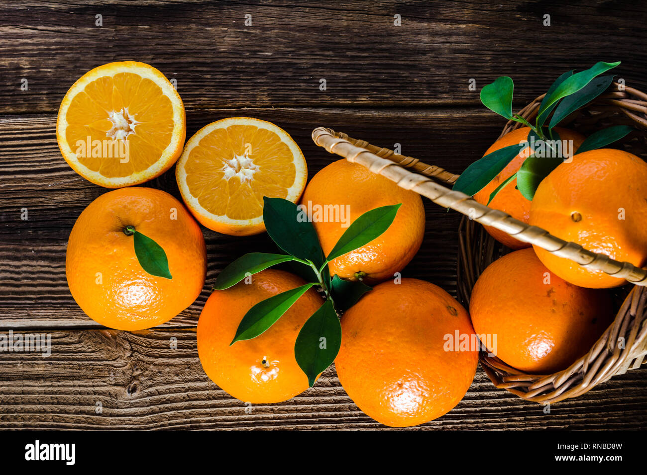 Mercato contadino con arance, vista dall'alto di arancia fresca su sfondo di legno Foto Stock
