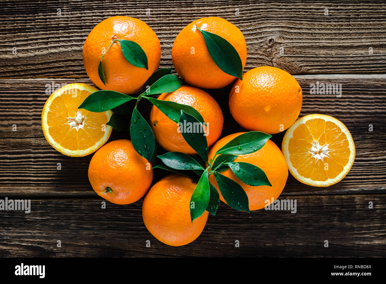 Fresca frutta arancione su sfondo di legno Foto Stock