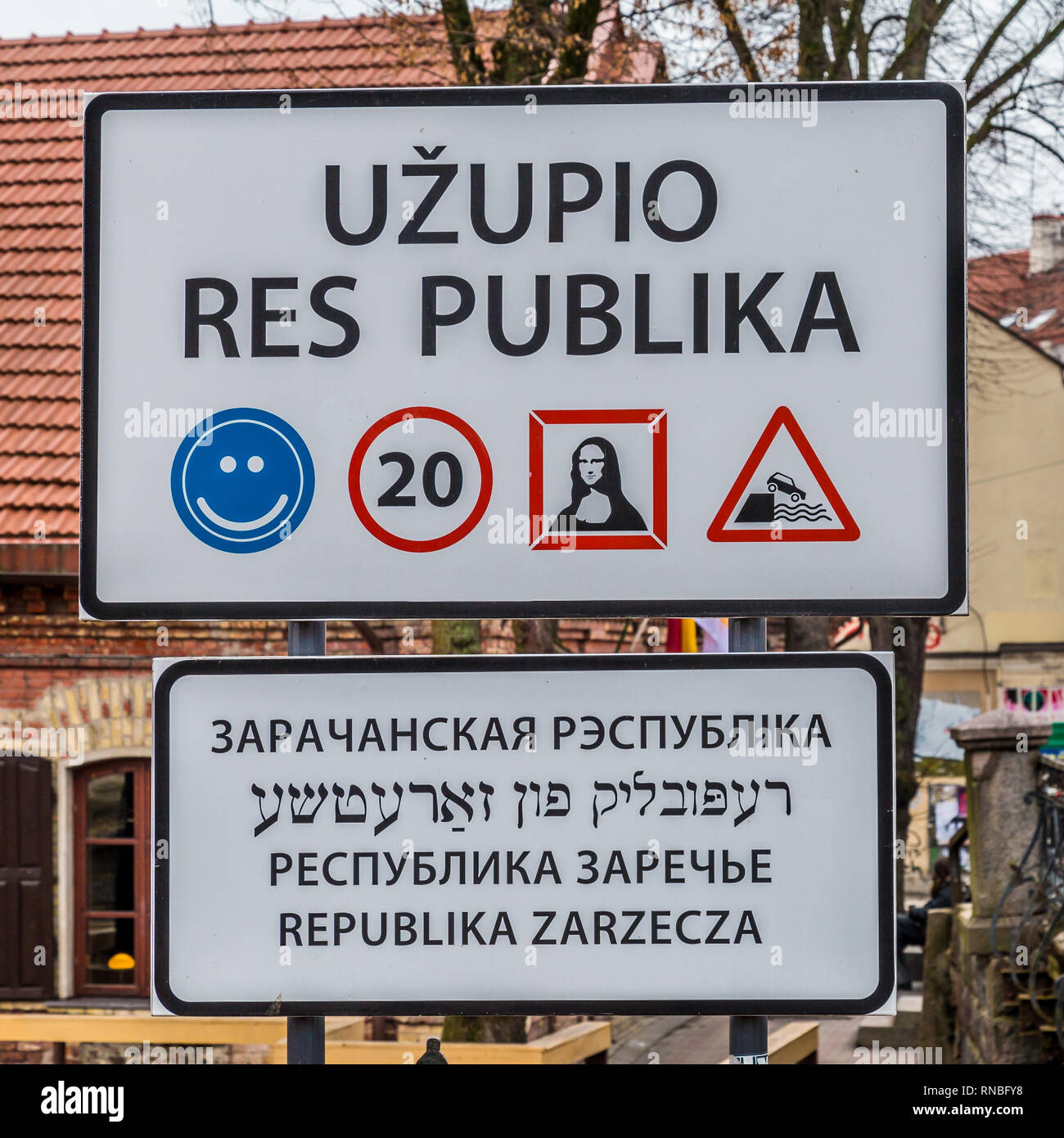 Vilnius Lituania - marzo, 11, 2017: firmare all'ingresso della "Repubblica Uzupio ' zona di Vilnius, Lituania. Foto Stock