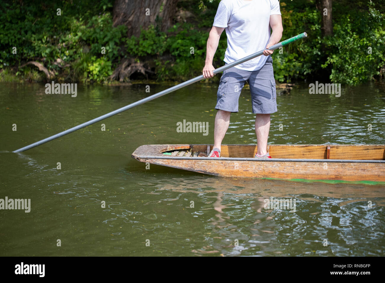 Dettaglio dell'uomo in Punt sul fiume Cherwell in Oxford Foto Stock