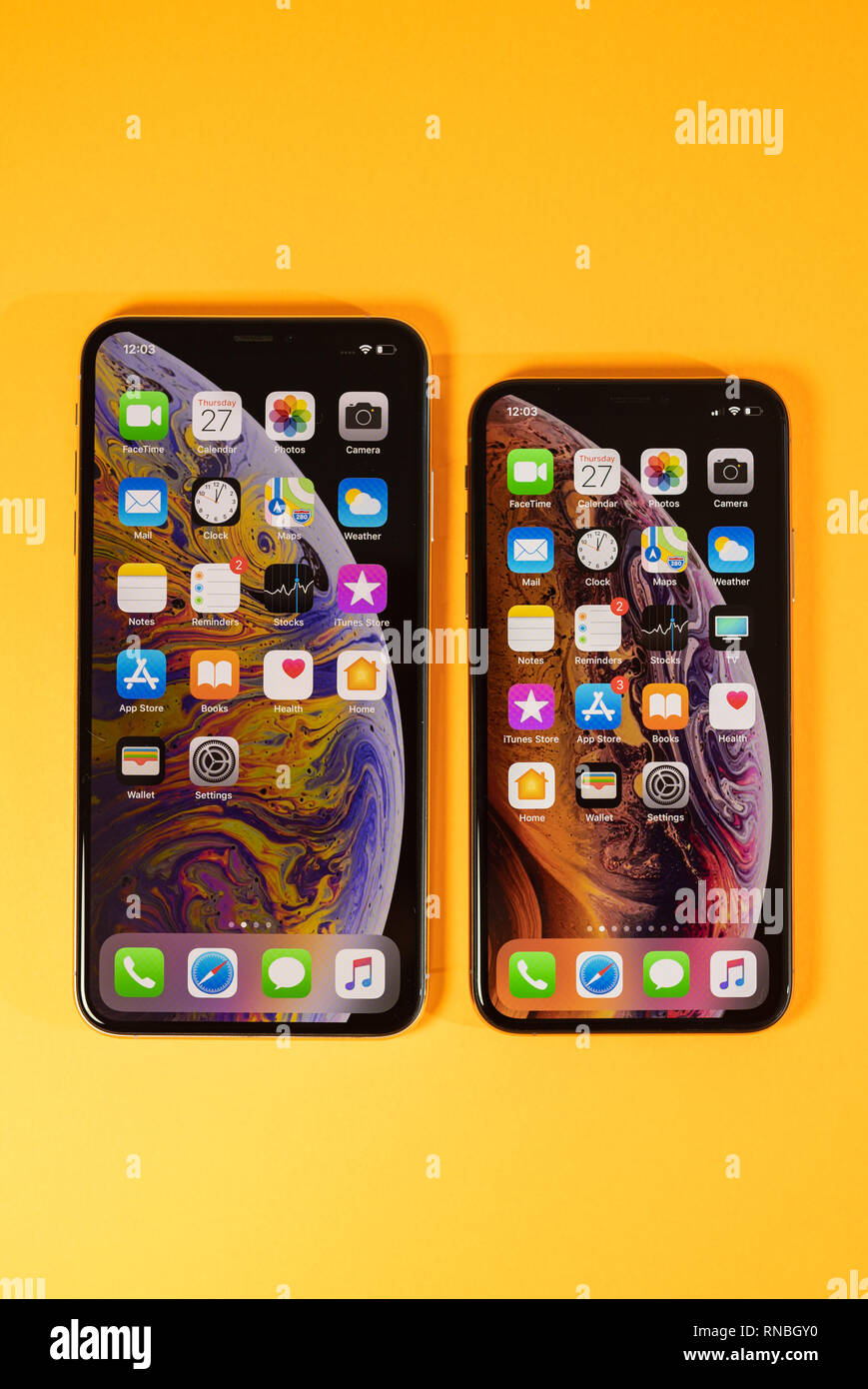 Parigi, Francia - 27 settembre 2018: Computer Apple iOS 12 schermata home sull'iPhone Xs e Xs Max come eroe oggetto sulla luminosa glamour neon moderni pop sfondo arancione - telefono dello smartphone con display OLED Foto Stock