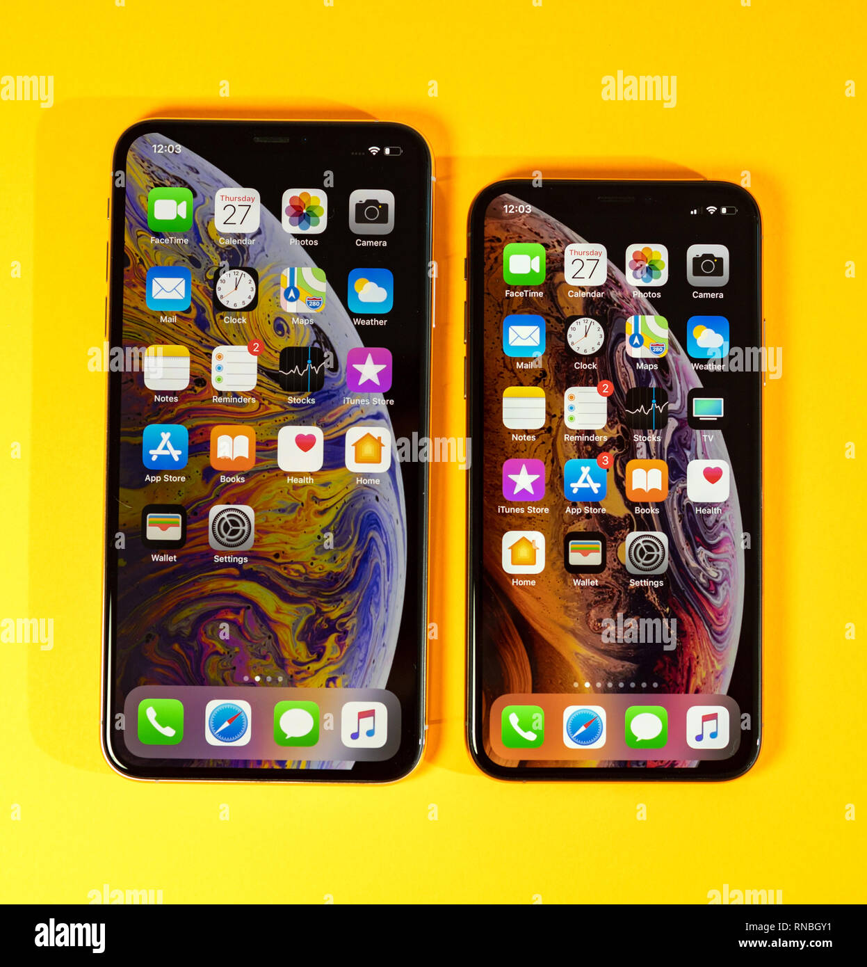Parigi, Francia - 27 settembre 2018: Computer Apple iOS 12 schermata home sull'iPhone Xs e Xs Max come eroe oggetto sulla luminosa glamour neon moderni pop sfondo arancione - telefono dello smartphone con display OLED Foto Stock