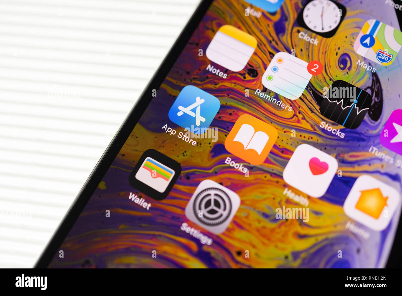 Parigi, Francia - 27 settembre 2018: nuovo iPhone Xs Max modello dello smartphone da Apple Computer close up con tutte le applicazioni per la casa collocata in 45 gradi su strisce sullo sfondo bianco - app store, libri, promemoria motes, wallert, impostazioni, scorte, mappe applicazioni orologio Foto Stock