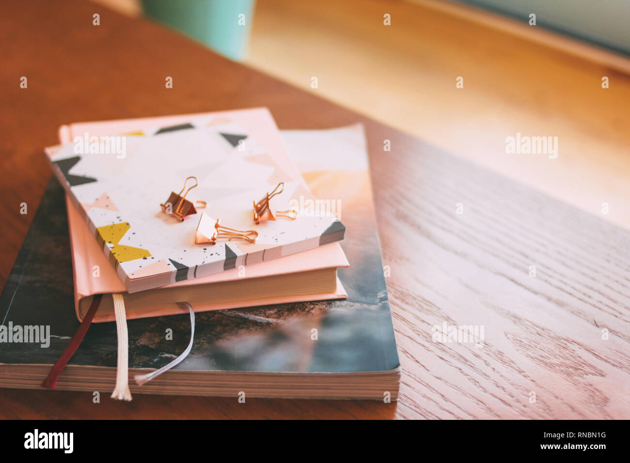 Magazine, diario, adesivi, clip, cancelleria sulla tavola del cafe Foto Stock