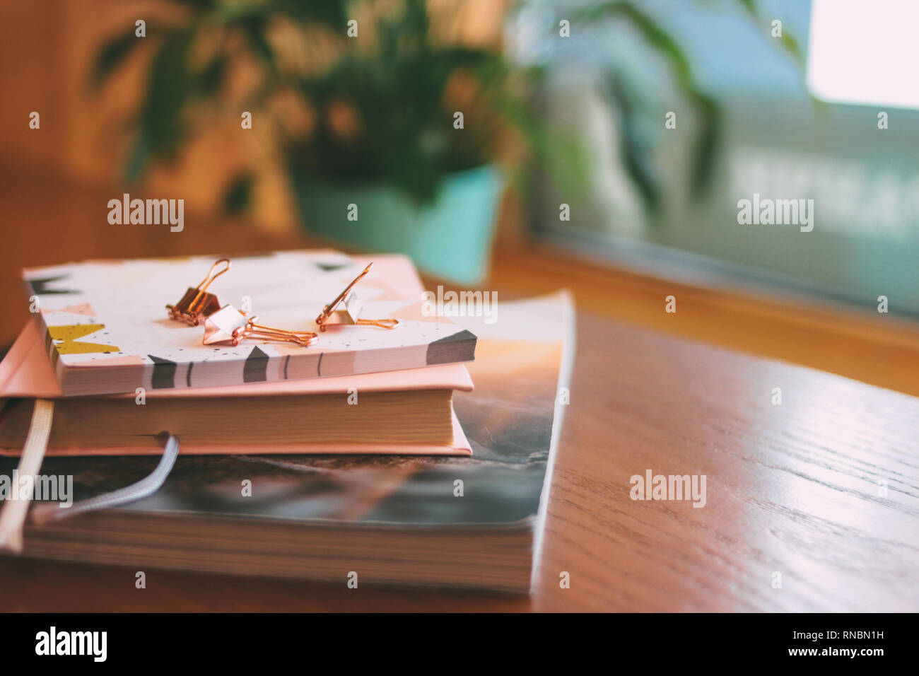 Magazine, diario, adesivi, clip, cancelleria sulla tavola del cafe Foto Stock