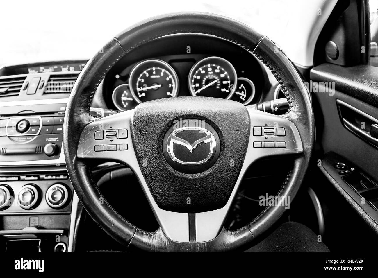Mazda volante - cruscotto di automobile compone - regime motore e tachimetro Foto Stock