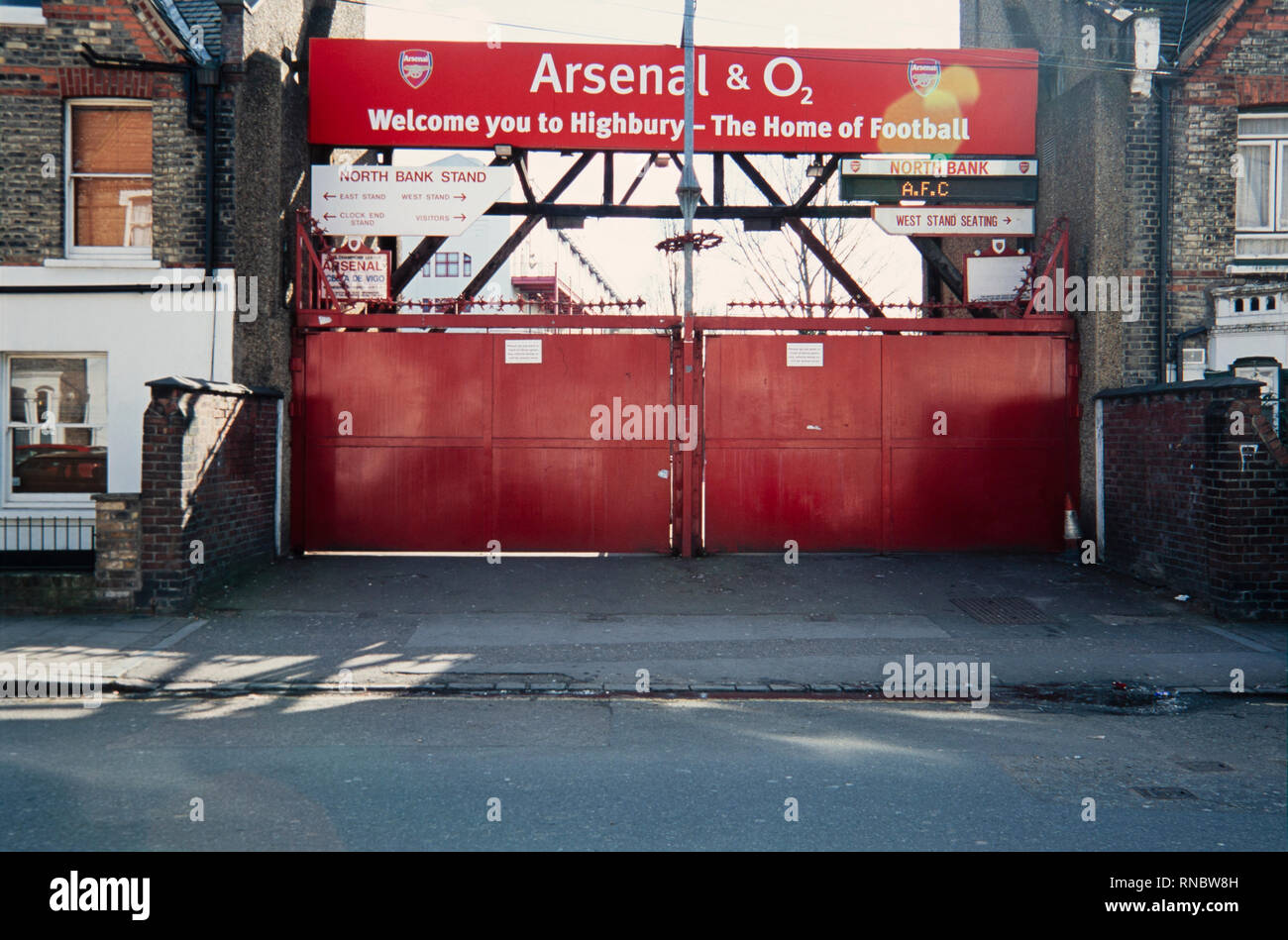 Il calcio di Highbury Stadium, la sede dell'Arsenal Football Club, dal nord di Londra, Inghilterra, dal 1913 al 2006. Fotografia scattata nel 2003. La foto mostra uno dei cancelli a nord di stand. Foto Stock