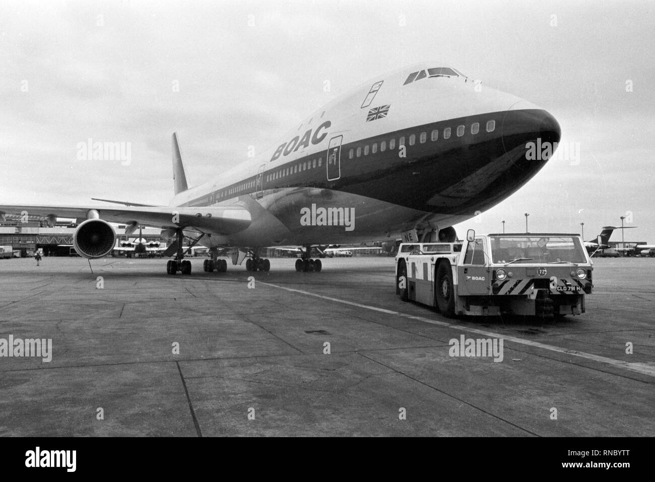 Un jumbo jet essendo trainato a Heathrow, come 100 passeggeri aspettato a bordo del Jumbo sono stati trasferiti a un VC10 quando BOAC annullato il loro volo a causa di una disputa a pagamento tra la compagnia aerea e i suoi ingegneri di volo. Foto Stock