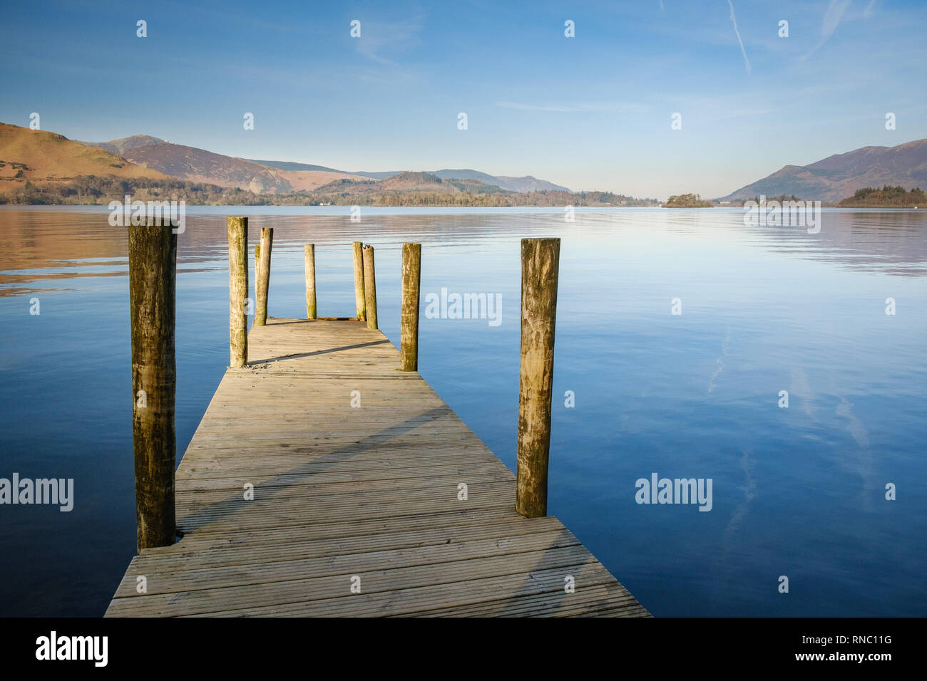 Il Ashness Imbarcadero è utilizzato da traghetti che portano i visitatori sui viaggi in su e in giù il Derwentwater. Foto Stock