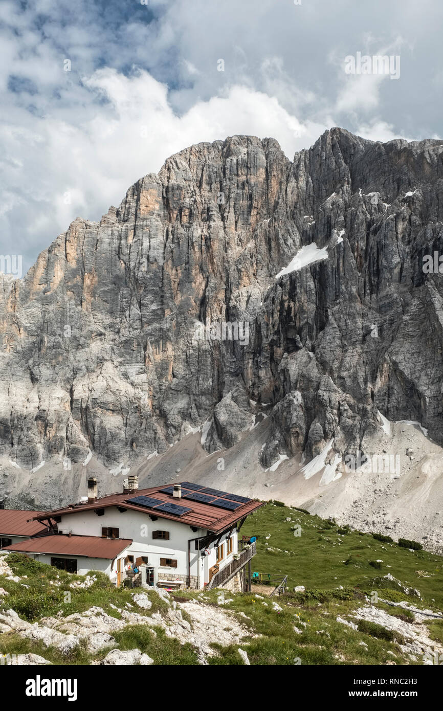 Rifugio Tissi, una pensione di montagna nelle Dolomiti italiane sull'Alta Via 1 lunga distanza sentiero. Si trova al di sotto della parete del 3220m Civetta Foto Stock