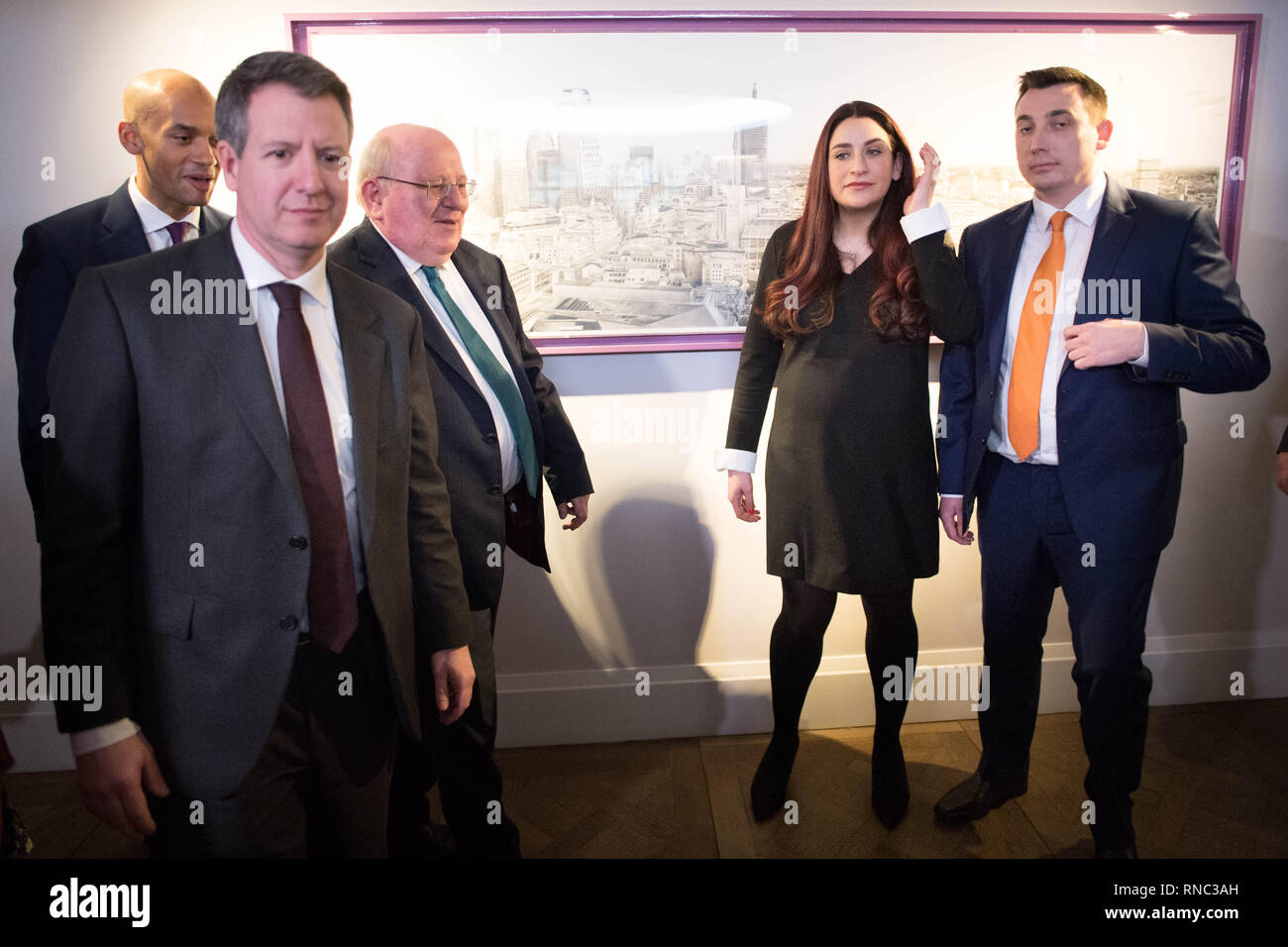 Luciana Berger stand con altri parlamentari laburisti, (da sinistra a destra) Chuka Umunna, Chris Leslie, Mike si apre e Gavin Shuker, a seguito di una conferenza stampa a County Hall di Westminster a Londra, dove essi e Angela Smith e Ann Coffey, ha rassegnato le dimissioni dal partito per creare un nuovo gruppo indipendente in House of Commons, il più significativo split nella politica inglese poiché il distacco del partito Social Democratico negli anni ottanta. Foto Stock