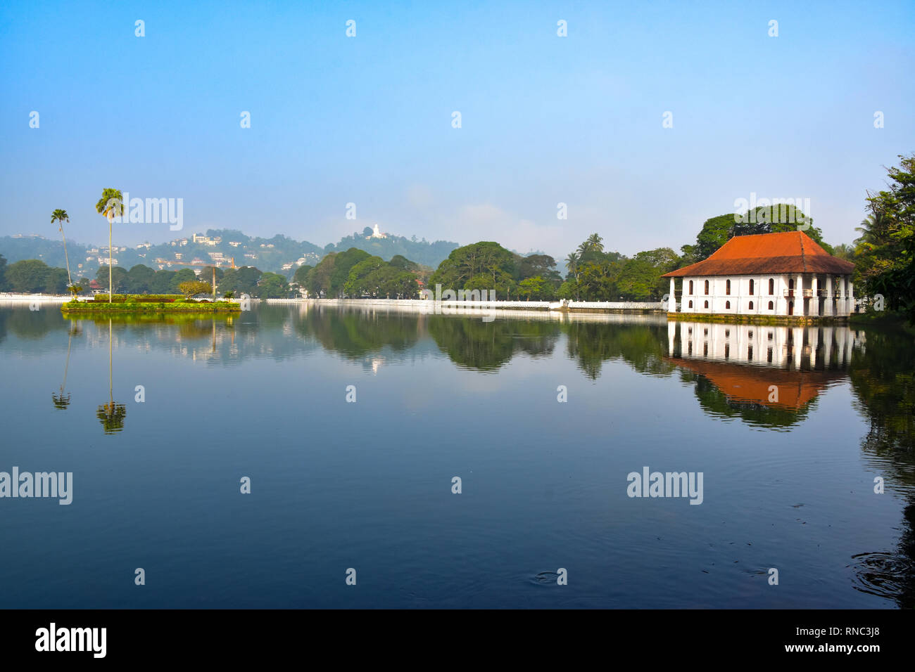 Il lago di Kandy, Kandy, Sri Lanka Foto Stock