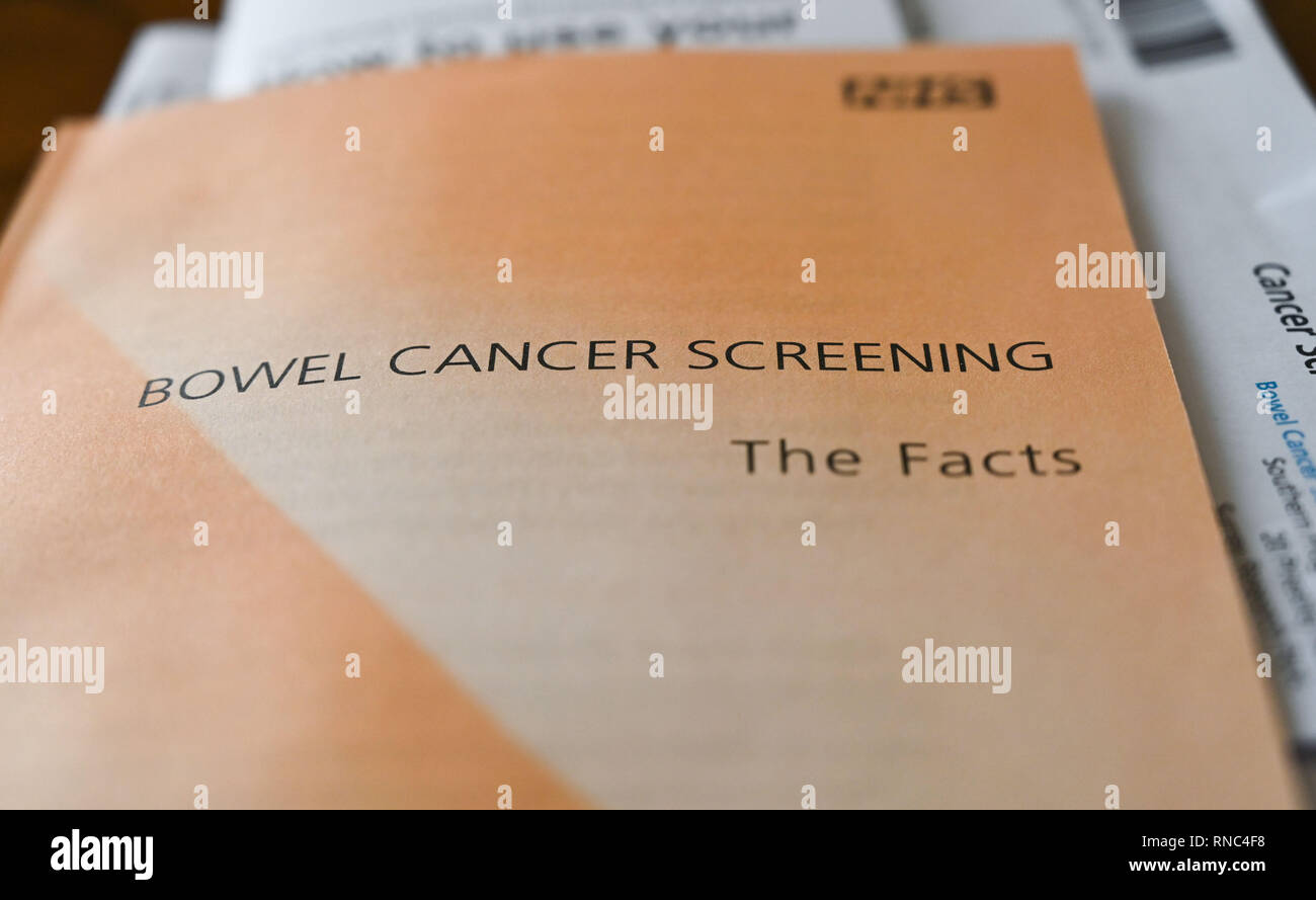 NHS intestino lo screening del cancro il foglietto che viene inviato a persone di età superiore ai 60 anni in Gran Bretagna Foto Stock