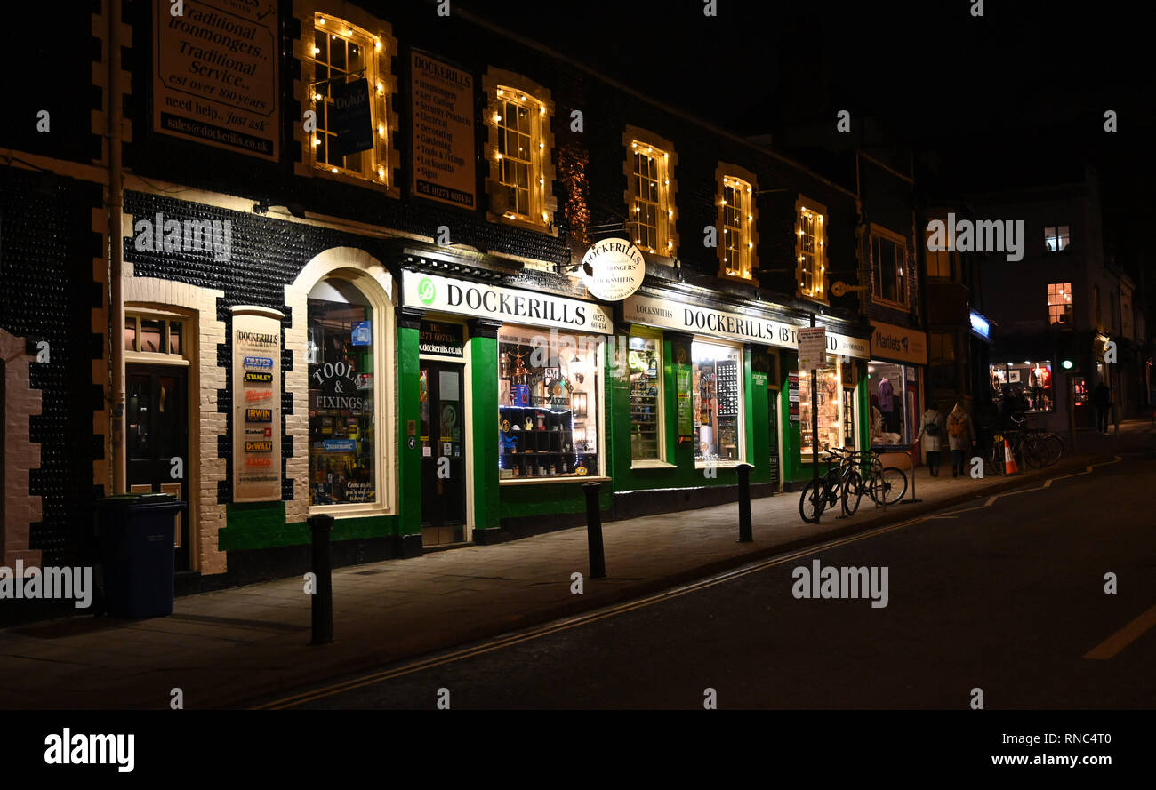 Brighton viste di notte - il famoso Dockerills hardware shop in North Laine district fotografia scattata da Simon Dack Foto Stock