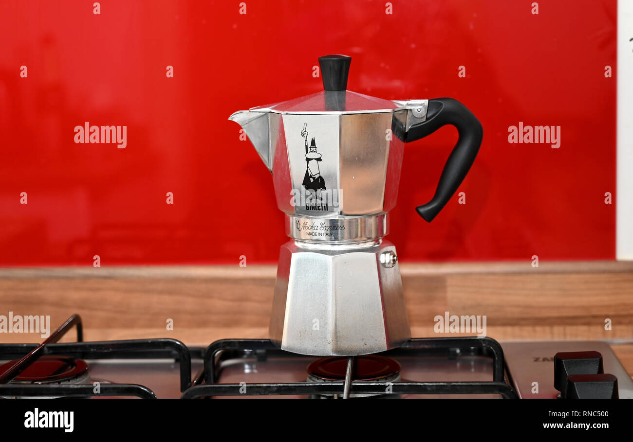 Design classico Bialetti caffettiera sul fornello Foto Stock