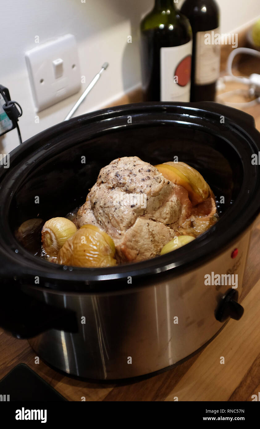 La cottura di un misto di carne di maiale in una Russel Hobbs slow cooker Foto Stock