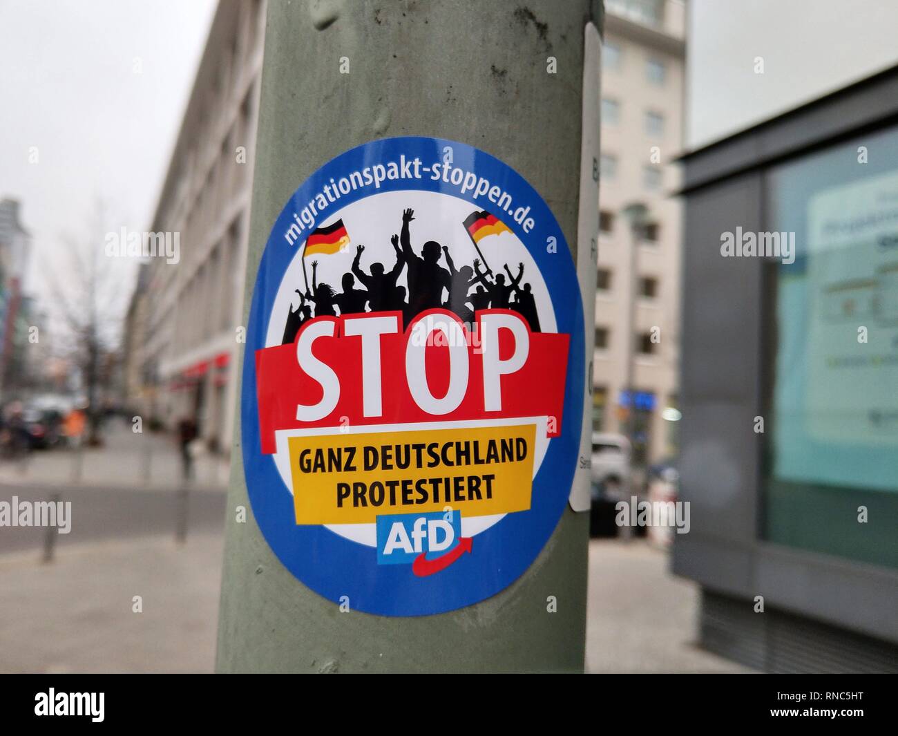 03.11.2018, Berlin: Ein Aufkleber der AfD gegen den Migrationspakt klebt un einem Pfahl im Bezirk Mitte. Foto: Wolfram Steinberg/dpa | Utilizzo di tutto il mondo Foto Stock