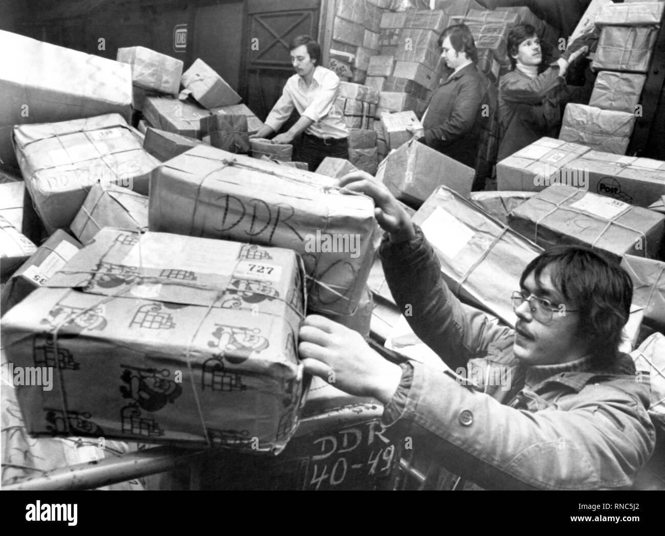 Come ogni anno il 300 dipendenti del Braunschweig post office, come qui il 14 dicembre 1978, hanno molto da fare per far fronte alle inondazioni di pacchi di Natale per la RDT. | Utilizzo di tutto il mondo Foto Stock