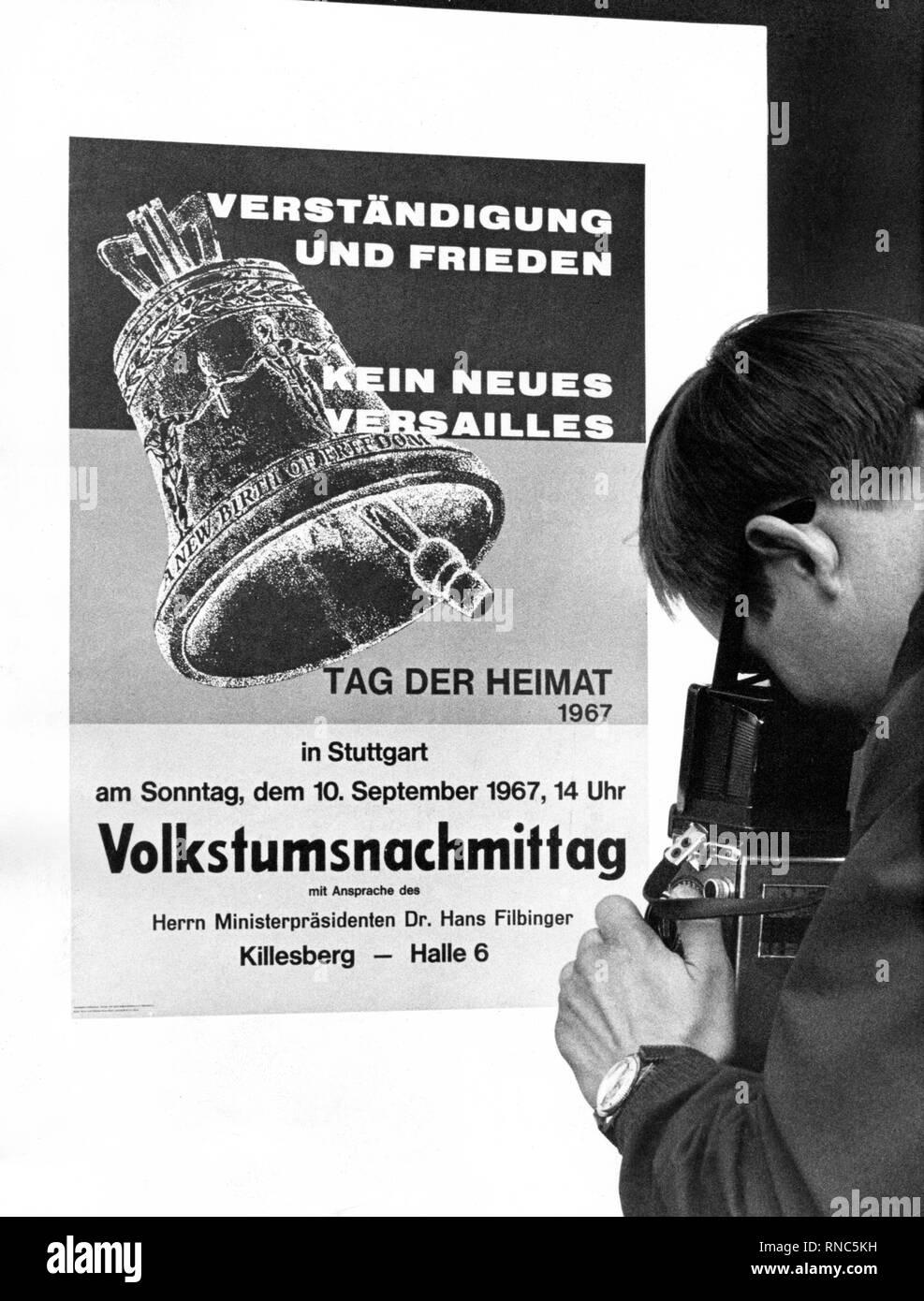 Un poster con il motto "di comprensione e di pace - nessuna nuova Versailles'. Il 6 settembre 1967, il primo ministro del Land Baden-Württemberg, Hans Filbinger, ha criticato la seconda parte del motto. Tali collegamenti sono molto pericolosi, secondo Filbinger. | Utilizzo di tutto il mondo Foto Stock